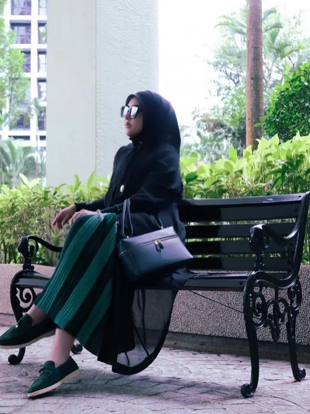 Syahrini dengan busana serba hitam (Instagram/princessyahrini)