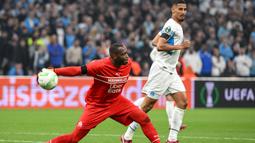 Steve Mandanda. Kiper berusia 37 tahun ini sempat membela Crystal Palace di Liga Inggris pada musim 2016/2017 usai didatangkan dari Marseille dengan status bebas transfer. Ia hanya tampil dalam 10 laga di semua ajang bersama The Eagles dengan torehan 1 kali clean sheet dan kebobolan 17 gol di musim tersebut. Pada awal musim 2017/2018 ia kembali ke Liga Prancis usai dilepas Crystal Palace ke klub lamanya Marseille dengan nilai trnasfer 3 juta euro. Hingga kini ia masih terikat kontrak hingga Juni 2024 dengan Marseille. (AFP/Nicolas Tucat)