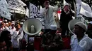 Ratusan orang yang mengenakan baju koko dan peci putih ini menuntut agar DPRD tak menjadikan Ahok sebagai gubernur menggantikan Jokowi, Jakarta, (17/10/14). (Liputan6.com/Johan Tallo)