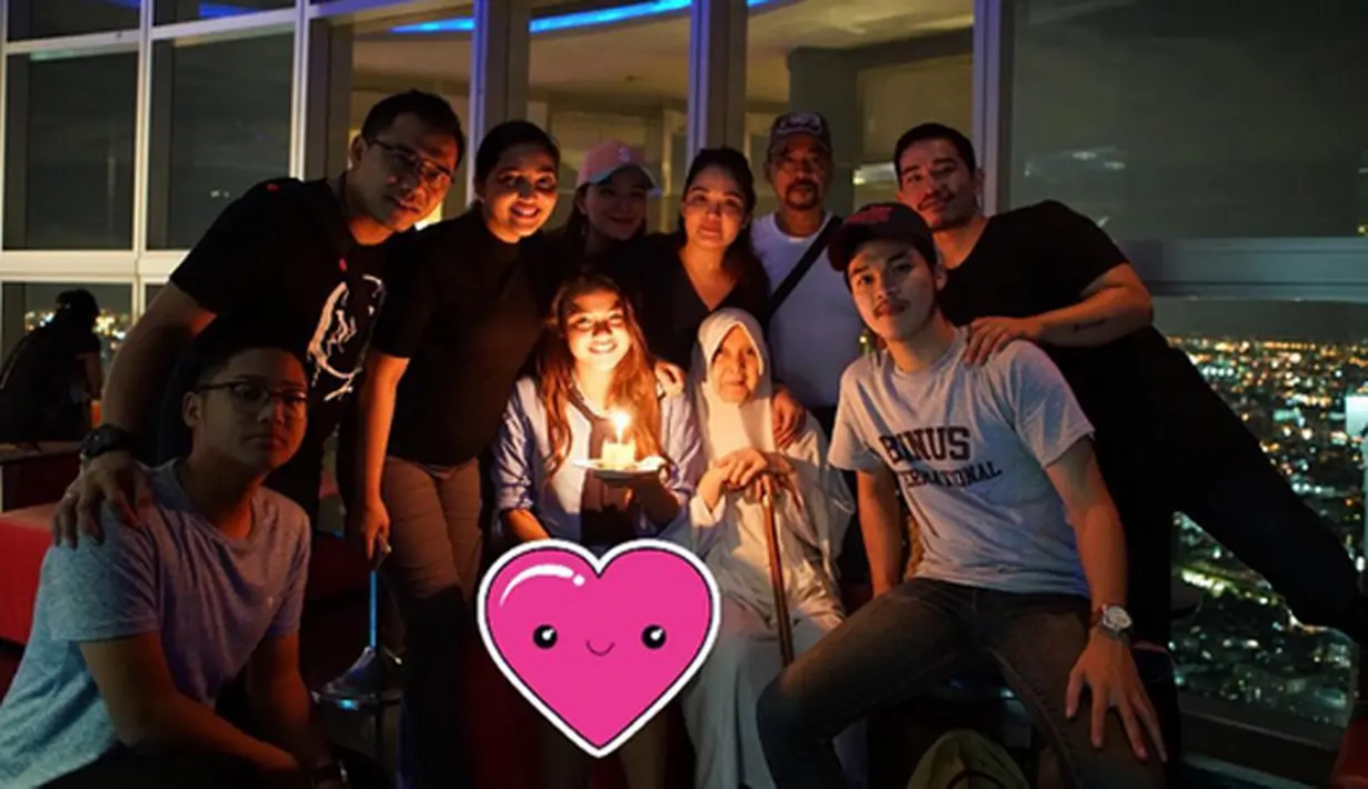 Sedangkan Ashanty yang selama ini bersama Aurel mendoakan agar kesayangannya tersebut makin sabar, ingat selalu pada Allah. Dan nurut sama orangtua, dan menjadi contoh yang baik bagi adik-adiknya. (dok. Instagram/ashanty_ash)