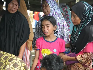 Keluarga korban menangis histeris menyusul gempa 6,4 SR di Kabupaten Pidie Jaya, Aceh, Rabu (7/12). Menurut pejabat setempat, setidaknya 52 orang tewas dan ratusan terluka setelah gempa kuat melanda provinsi Aceh tersebut. (AFP PHOTO/Chaideer Mahyuddin)