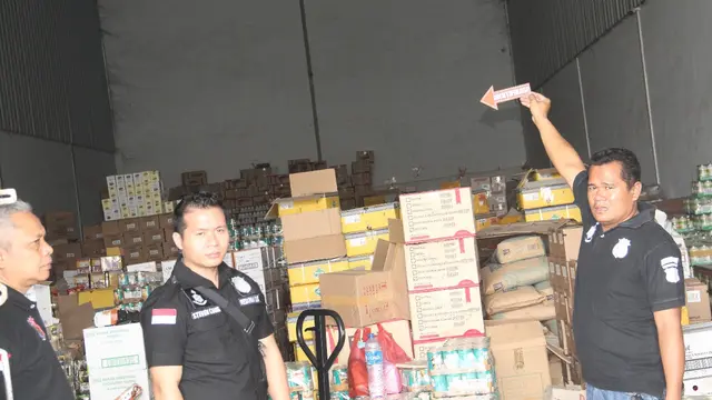 Polisi menunjukan barang bukti kasus pengubahan tanggal makanan kedaluwarsa (Dok. Polres Jakarta Barat)
