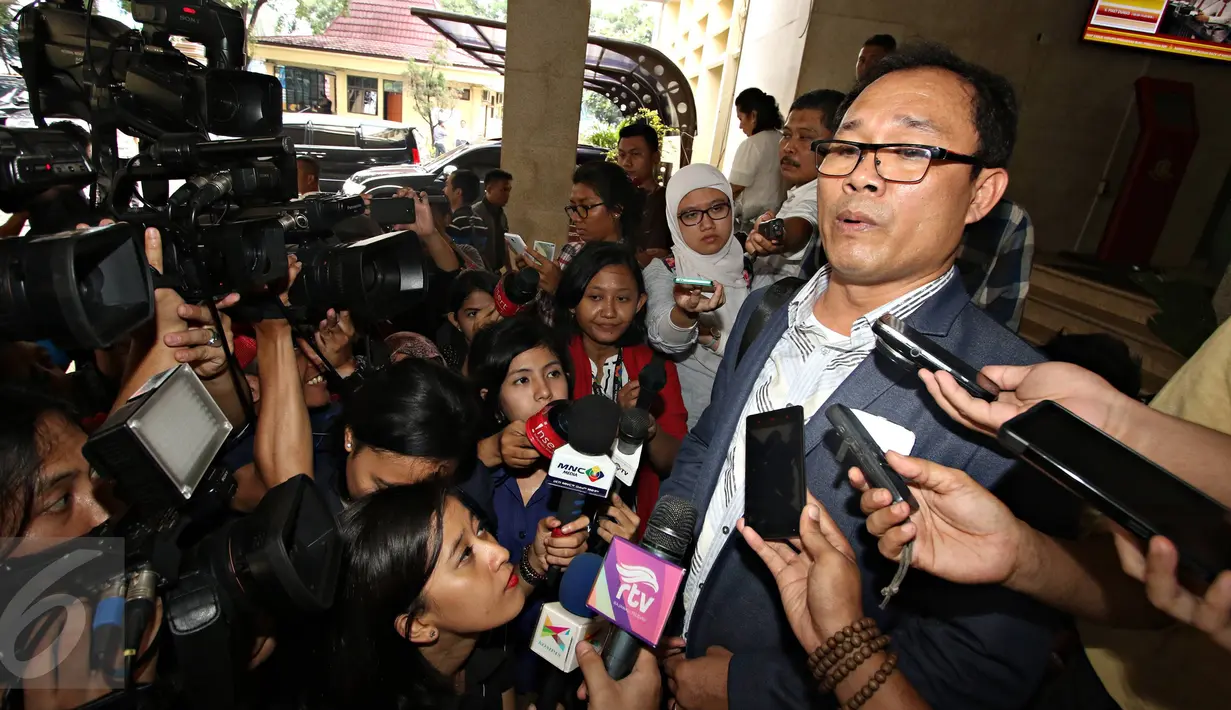 Pengacara mucikari artis O dan F, Osner Johnson Sianipar, memberikan keterangan di Mabes Polri, Jakarta, Selasa (5/1/2016). Osner membantah pernyataan Nikita Mirzani yang mengaku sama sekali tidak mengenal O dan F. (Liputan6.com/Immanuel Antonius)