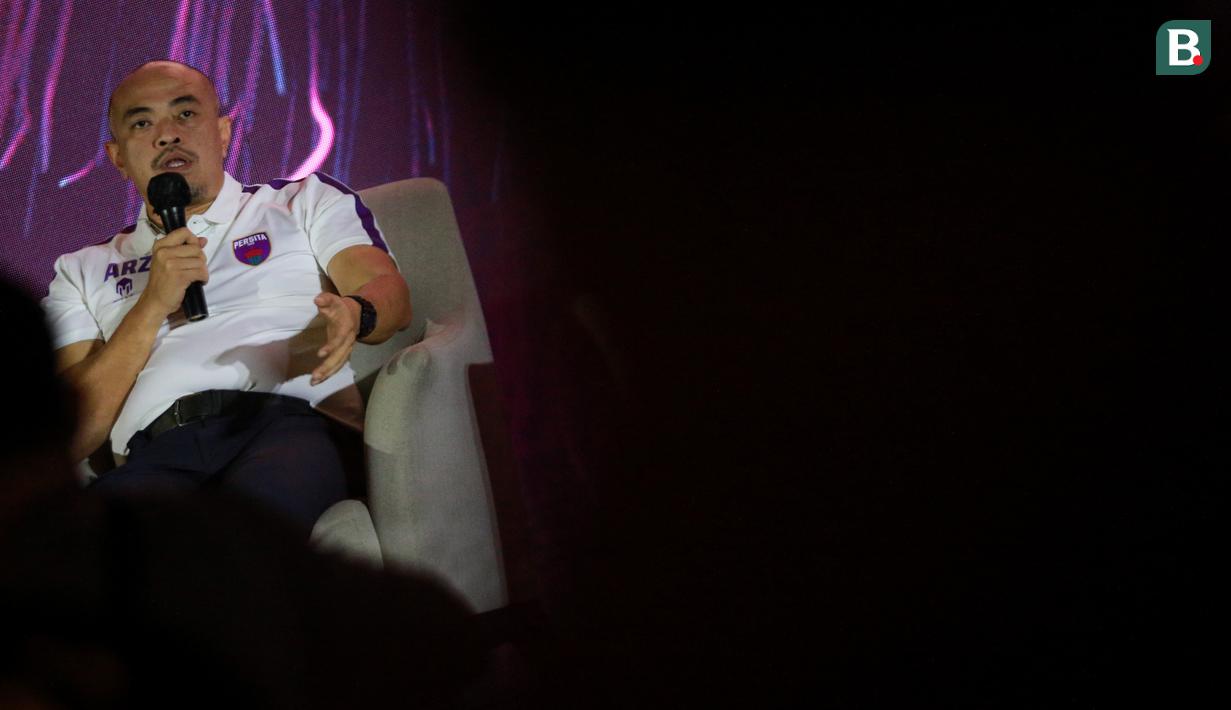 Presiden klub Persita Tangerang, Rully Zulfikar memberikan tanggapan saat sesi tanya jawab pada acara Launching Team and Jersey Persita Tangerang di The Springs Club, Gading Serpong, Tangerang, Banten pada Kamis (21/06/2022). (Bola.com/Bagaskara Lazuardi)