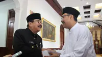 Gus Ipul pamitan ke Pakde Karwo maju Pilkada Jatim (Dian Kurniawan/Liputan6.com)