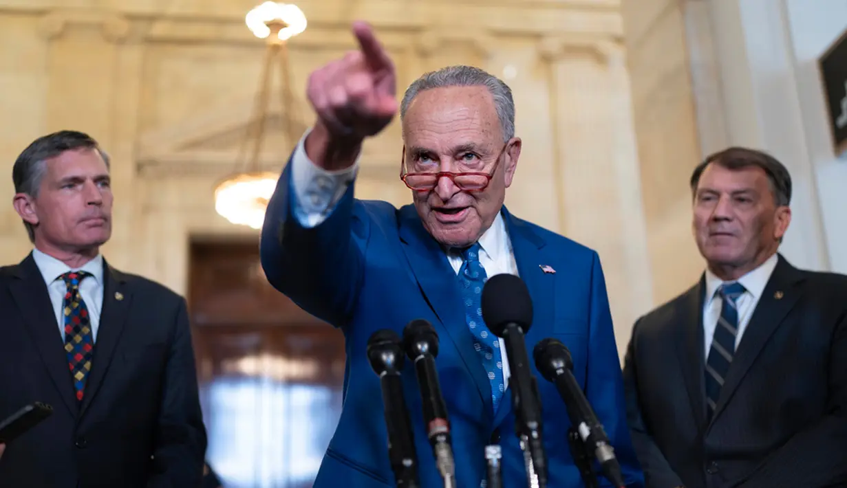 Chuck Schumer telah berbicara selama berbulan-bulan untuk menyelesaikan tugas yang mungkin mustahil, yaitu meloloskan undang-undang bipartisan dalam setahun ke depan untuk mendorong perkembangan pesat kecerdasan buatan dan memitigasi risiko-risiko terbesarnya. (AP Photo/J. Scott Applewhite)