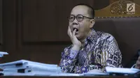 Terdakwa dugaan korupsi penerbitan SKL BLBI, Syafruddin Arsyad Temenggungmenyimak keterangan saksi ahli pada sidang lanjutan di Pengadilan Tipikor, Jakarta, Senin (6/8). Sidang mendengar keterangan dua saksi ahli. (Liputan6.com/Helmi Fithriansyah)