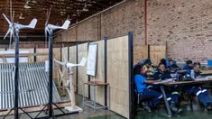 Para siswa Nkangala TVET College terlihat di Pusat Pelatihan Top of the World Nkangala di Emalahleni pada 22 November 2023. (Roberta Ciuccio/AFP)