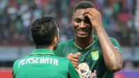 Amido Balde mencetak gol perdana untuk Persebaya Surabaya di Shopee Liga 1 2019 melawan Persela Lamongan di Stadion Gelora Bung Tomo, Surabaya, Senin (1/7/2019). (Bola.com/Aditya Wany)