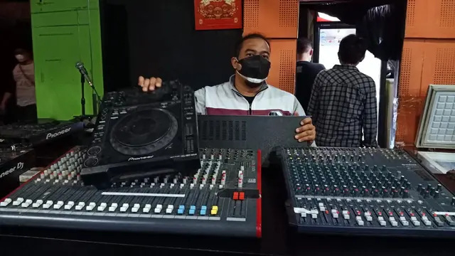 Polisi Sita Alat Disc Jockey Dari Klub Malam. (Rabu, 28/07/2021). (Dokumentasi Satreskrim Polres Serang Kota).