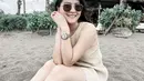 Ia pun  tampil dengan baju serba coklat dari tanktop dan mini skirt pleated. Lengkap mengenakan kacamata hitamnya. (@mitziabigail)