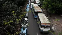 Ahok menjelaskan, pengelola Kopaja tidak diperkenankan lagi mengoperasikan bus ukuran mini, Jakarta, Jumat (8/5/2015). Pengelola diwajibkan membeli bus yang ukurannya seperti Transjakarta. (Liputan6.com/Johan Tallo)