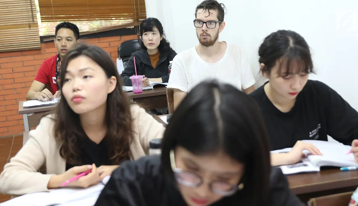 Mahasiswa asing menyimak saat belajar bahasa Indonesia di kampus Universitas Indonesia, Depok, Jawa Barat, Rabu (11/10). Mereka adalah mahasiswa yang mengikuti program Bahasa Indonesia untuk Penutur Asing (BIPA). (Liputan6.com/Immanuel Antonius)