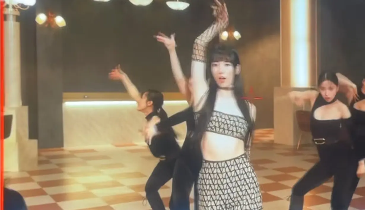 Suzy juga tampil dengan top, mini skirt, dan sarung tangan panjang warna nude dengan motif warna hitamnya.  [@skuukzky]