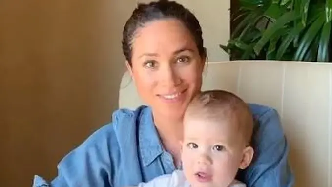 Ragam Ekspresi Lucu Archie Harrison Saat Dibacakan Buku oleh Meghan Markle