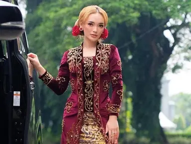 Tampil kebaya dengan model kutu baru, penampilan Zaskia Gotik satu ini berhasil curi perhatian netizen. Dirinya pun terlihat menata rambutnya dalam sebuah sangul kecil yang dihiasi oleh dua buah bunga mawar merah. (Liputan6.com/IG/@zaskia_gotix)