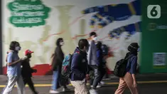 Masyarakat berjalan di terowongan Kendal, Jakarta Selatan, Jumat (30/12/2022). Presiden Jokowi mengumumkan pencabutan status Pemberlakuan Pembatasan Kegiatan Masyarakat (PPKM) di seluruh kabupaten/kota, yang saat ini berstatus level I.  (Liputan6.com/Faizal Fanani)