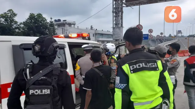 Polisi memeriksa isi ambulans yang ugal-ugalan di jalan arteri Nasional III Sukabumi-Bogor (Liputan6.com/Fira Syahrin).