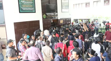 Para awak media menunggu di luar ruang sidang pembacaan vonis dengan terdakwa terorisme, Aman Abdurrahman di PN Jakarta Selatan, Jumat (22/6). Sesuai kesepakatan dengan KPI, persidangan tidak boleh disiarkan secara langsung. (Liputan6.com/Angga Yuniar)