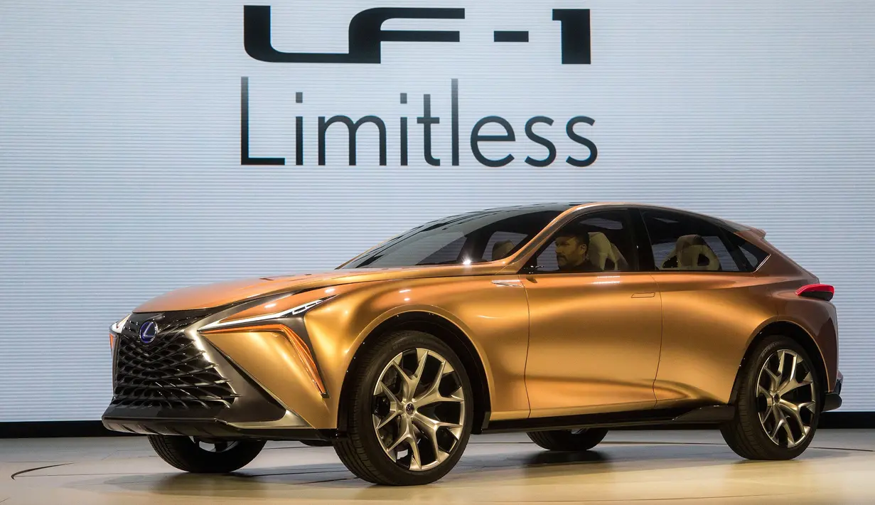 Kendaraan konsep Lexus LF-1 Limitless dipresentasikan di North American International Auto Show (NAIAS) di Detroit, Michigan, Senin (15/1). Nissan, Infiniti, dan Lexus meluncurkan konsep mobil baru dalam Detroit Auto Show. (AP Photo/Tony Ding, File)