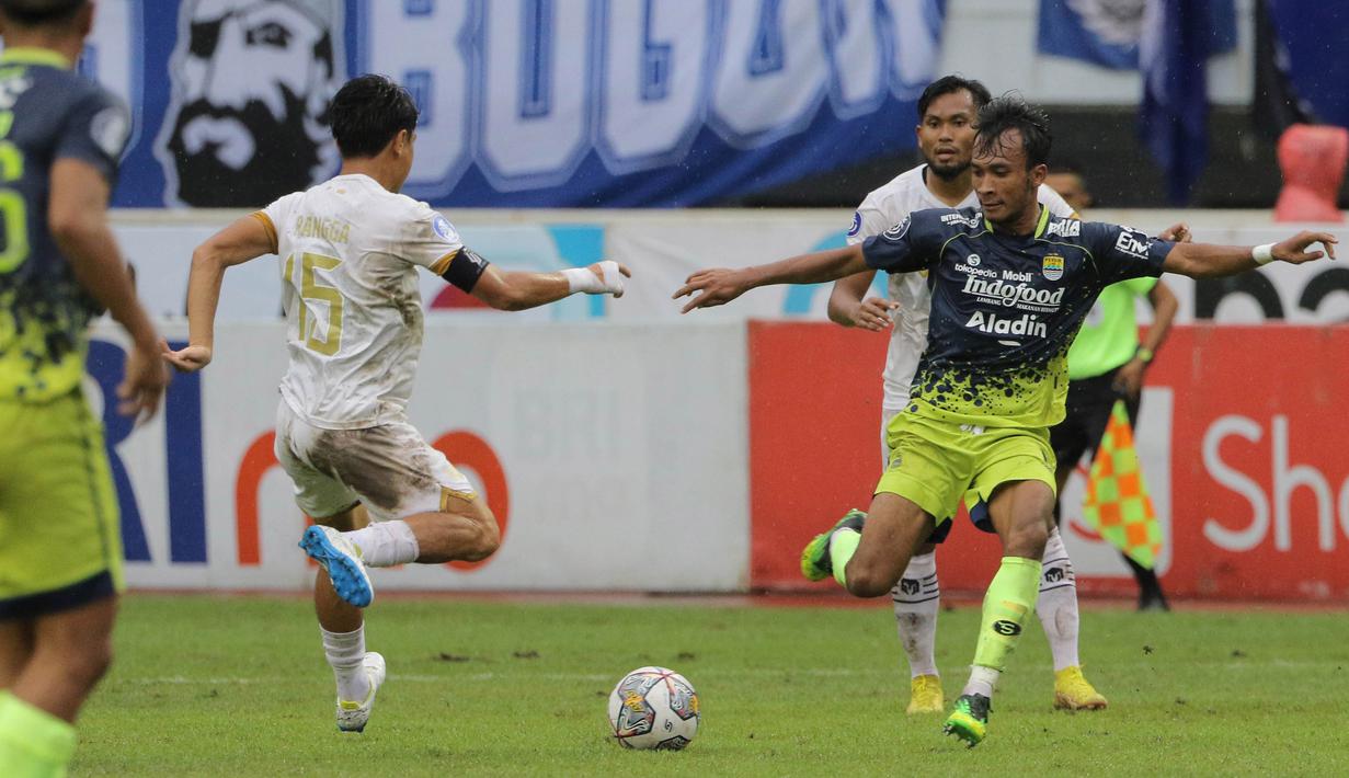 Pemain Persib Bandung, Robi Darwis (kanan), berebut  bola dengan pemain Dewa United, Rangga Muslim Perkasa, dalam pertandingan pekan ke-31 BRI Liga 1 2022/2023 melawan Dewa United yang berlangsung di stadion Pakansari, Cibinong, Senin (20/3/2023). (Bola.com/Ikhwan Yanuar)