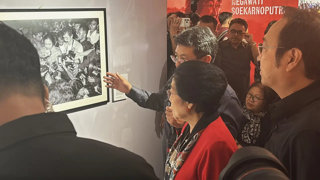 Ketua Umum DPP PDI Perjuangan (PDIP) Megawati Soekarnoputri membuka pameran sejarah dan arsip foto bertajuk “Meretas Jalan Demokrasi” di Ruang Museum Koleksi, Taman Ismail Marzuki (TIM), Cikini.