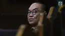 Terdakwa suap pembangunan PLTU Riau-1 Johannes Budisutrisno Kotjo saat menjalani sidang lanjutan di Pengadilan Tipikor, Jakarta, Kamis (18/10). Sidang mendengar keterangan saksi dari PT PJB dan PT Samantaka Batubara. (Liputan6.com/Helmi Fithriansyah)