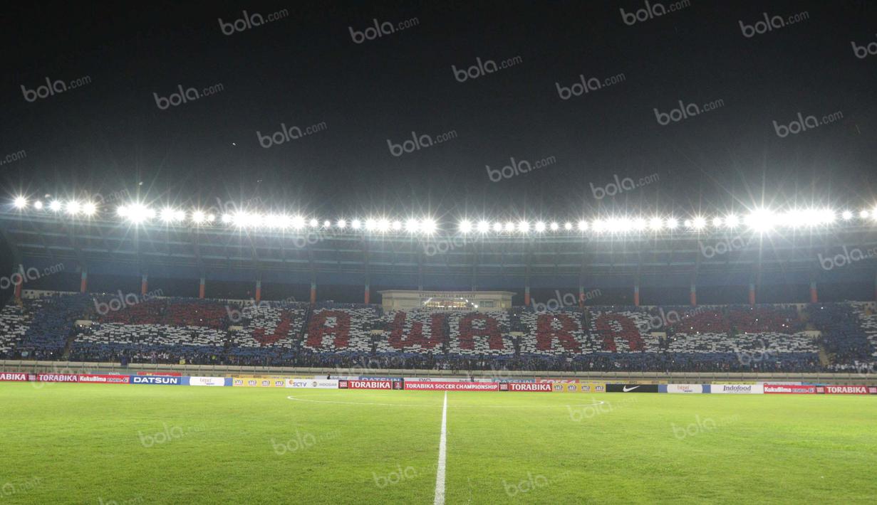 Koreografi bobotoh Persib saat bertanding melawan Sriwijaya FC dalam laga Torabika Soccer Championship 2016 di Stadion Si Jalak Harupat, Bandung, Sabtu (30/4/2016). (Bola.com/Vitalis Yogi Trisna)