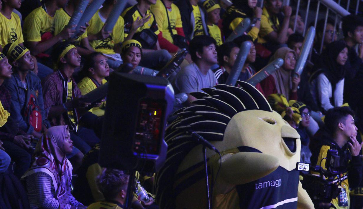 Suporter dari tim e-Sports, Onic, memberikan dukungan pada Grand Final Turnamen Mobile Legends: Bang Bang Profesional League (MPL) Indonesia Season 3 di Britama Arena, Jakarta, Jumat (3/5). Onic menang 3-0 atas Louvre. (Bola.com/Vitalis Yogi Trisna)