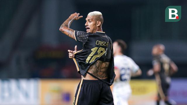 Foto: Momen Jersey Rombeng Crislan Henrique saat Laga Bhayangkara FC Vs Persib Bandung di BRI Liga 1 2023/2024