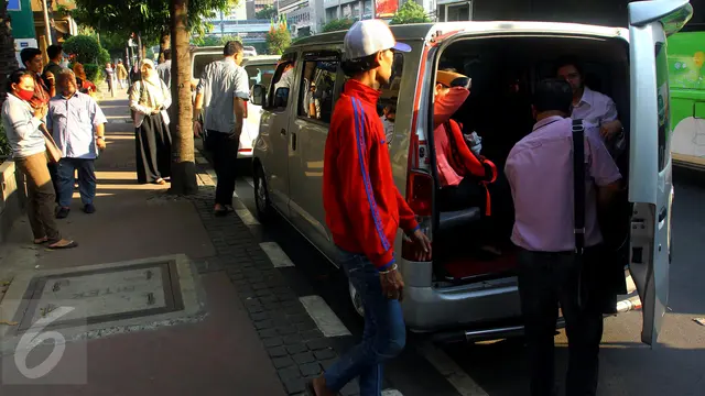 20150627-Fenomena Angkot Gelap yang Jadi Favorit Pekerja-Jakarta 1