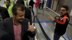 Pelatih Brasil, Carlos Dunga (kiri) menyapa fans usai mengikuti turnamaen Copa Amerika 2015 di bandara Guarulhos International, Sao Paulo, Brasil, (28/6/2015). Brasil Kalah di perempat final melawan Paraguay dalam adu Penalti. (REUTERS/Paulo Whitaker)