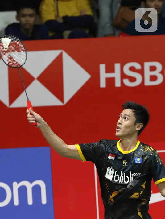 Pebulutangkis Indonesia, Shesar Hiren Rhustavito mengembalikan kok ke arah Kidambi Srikanth (India) pada babak pertama tunggal putera Indonesia Masters 2020 di Istora GBK, Jakarta, Rabu (15/1/2020). Shesar Hiren Rhustavito unggul 18-21 21-12 21-14. (Liputan6.com/Helmi Fithriansyah)