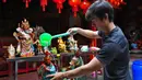Seorang pria membersihkan patung dewa Tionghoa dalam rangka persiapan perayaan Tahun Baru Imlek di Vihara Dhanagun, Bogor, Jawa Barat, Indonesia, 16 Januari 2023. Warga keturunan Tionghoa di Indonesia bersiap untuk merayakan Tahun Baru Imlek pada 22 Januari 2023. (AP Photo/Tatan Syuflana)