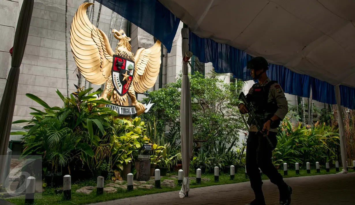Petugas Brimob melakukan sterilisasi sebelum misa Kamis Putih di Gereja Katedral, Jakarta, Kamis (13/4). Sterilisasi ini untuk memberikan rasa aman kepada umat Katolik yang melaksanakan rangkaian misa Tri Hari Suci Paskah. (Liputan6.com/Gempur M Surya)