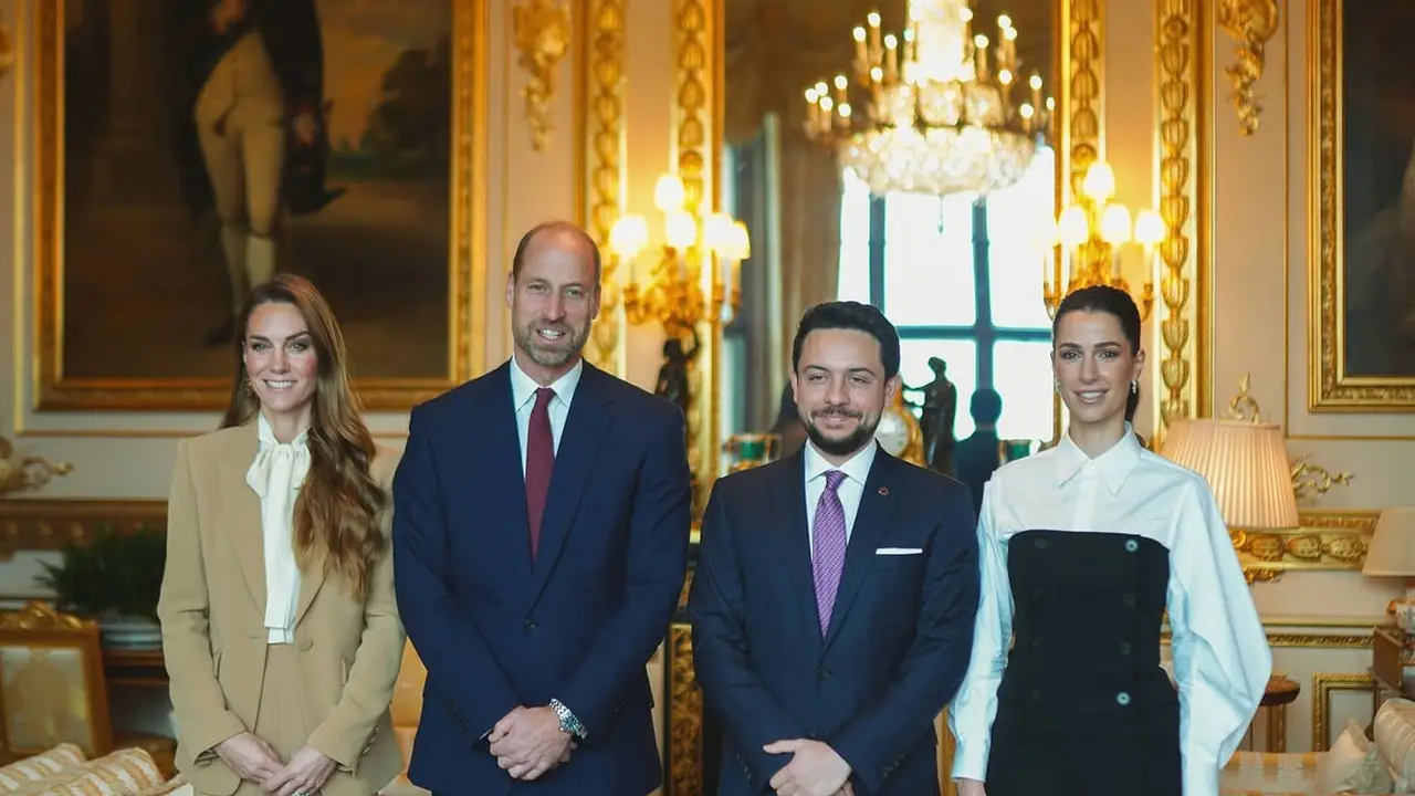 Dua gaya putri Kate Middleton dan Putri Rajwa saat bertemu. [@alhusseinjo]
