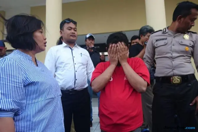 Kanit PPA Polrestabes Surabaya, AKP Ruth Yeni saat memaparkan Muiz guru bimbel pelaku pencabulan. (Dida Tenola/JawaPos.com)