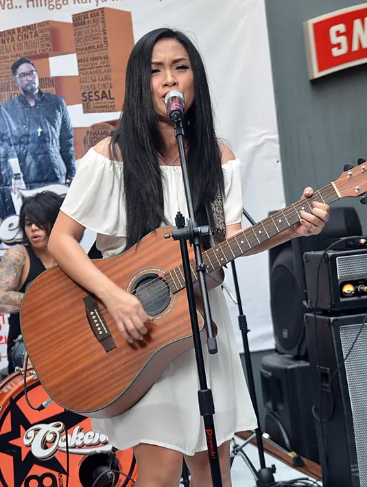 "Ini album kemenangan buat gue pribadi karena gue bisa mengalahkan ketidakyakinan semua orang terhadap Cokelat dan gue bisa mengalahkan ketidakyakinan gue pada industri musik," kata Ronny. (Deki Prayoga/Bintang.com)