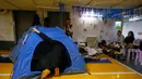 Kesepakatan ini mengakhiri rangkaian serangan balasan yang telah berlangsung selama lebih dari satu bulan di kawasan tersebut. Tampak dalam foto, warga membongkar tenda mereka di tempat perlindungan bawah tanah tempat mereka tinggal selama perang dengan Iran, setelah pengumuman gencatan senjata selama dua minggu, di Tel Aviv, Israel, Rabu 8 April 2026. (AP Photo/Ohad Zwigenberg)
