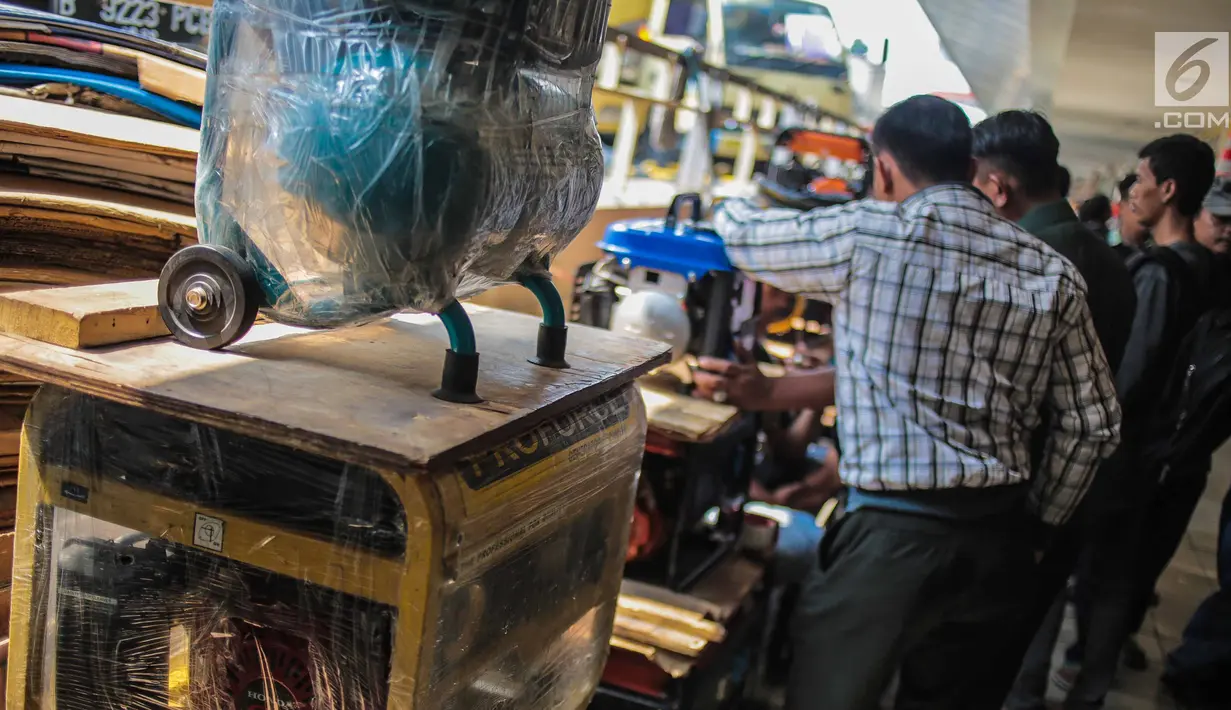 Pembeli memilih genset yang dijual di sebuah pusat peralatan teknik, kawasan Glodok, Jakarta, Senin (5/8/2019). Imbas padamnya listrik, toko genset di kawasan Glodok ramai diserbu warga yang membutuhkan penerangan di rumah mereka. (Liputan6.com/Faizal Fanani)