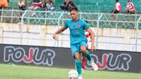 Bek Persita Tangerang, Christian Rontini pada pertandingan kontra Madura United di BRI Liga 1. (Wahyu Pratama/Bola.com)