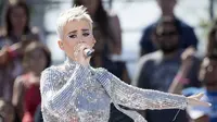 Aksi manggung Katy Perry tersebut merupakan bagian dari tur "Katy Perry - Witness World Wide" selama 4 hari di AS, Los Angeles, California, AS (12/6). (AFP Photo)