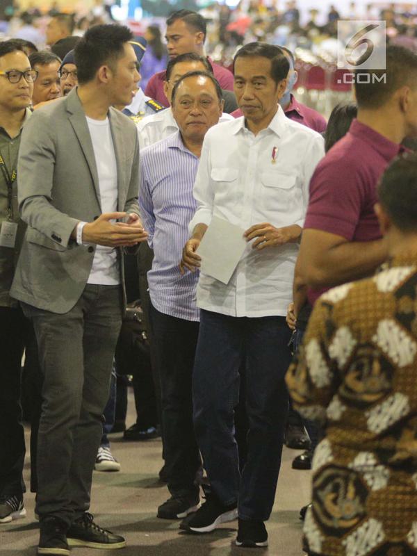 Presiden Joko Widodo (Jokowi) mengunjungi stan yang ada dalam acara Digital Startup Connect 2018 di Balai Kartini,  Jakarta, Jumat (7/12). Jokowi terlihat didampingi Menkominfo Rudiantara hingga Kepala Bekraf Triawan Munaf. (Liputan6.com/Angga Yuniar)