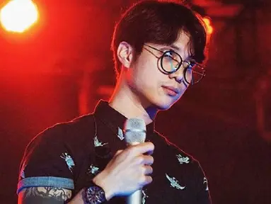 Pradikta Wicaksono atau yang lebih dikenal dengan Dikta Yovie&Nuno sering kali disebut sebagai kembaran dari salah satu eks personil boygroup Wanna One yaitu Lai Guanlin. (Liputan6.com/IG/dikta