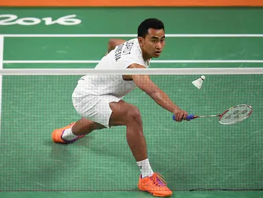 Tunggal putra Indonesia, Tommy Sugiarto, kalah dari tunggal putra Inggris, Rajiv Ouseph, pada laga 16 besar Olimpiade 2016 di Rio de Janeiro, Brasil, Selasa (15/8/2016). (AFP/Jim Watson)