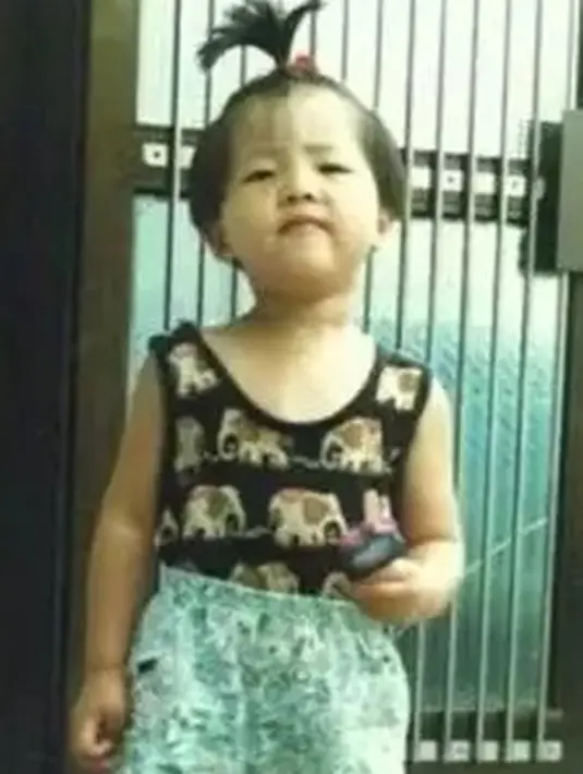 Sisi tengil juga sudah terlihat dari Song Joong Ki kecil. Suami dari Katy Louise Saunders saat kecil ini bergaya tengil dengan rambut yang diikat. Potret Song Joong Ki sukses mengundang perhatian dari para fans yang gemas melihatnya. (Liputan6.com/IG/hi_songjoongki)