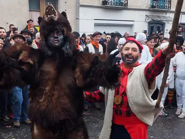 Seorang pria mengenakan kostum beruang saat mengikuti Fete de l'kita atau Festival Beruang di Saint-Laurent-de-Cerdans, Prancis (12/2). Acara ini adalah tradisi unik untuk merayakan datangnya musim semi. (AFP/Raymond Roig)