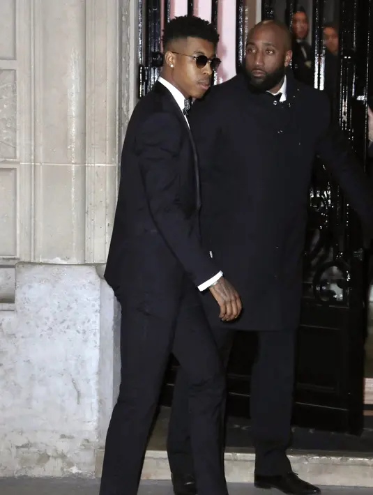 Pemain depan Prancis Saint-Germain Presnel Kimpembe tiba menghadiri pesta ulang tahun pemain depan Neymar yang ke 26 di Pavillon Cambon di Paris (4/2). (AFP Photo/Thomas Samson)