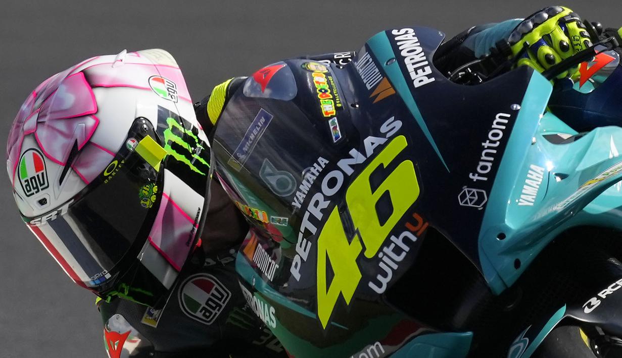 Meski tampil dengan helm unik dan spesial, namun sayang Rossi gagal naik podium dan berada di posisi yang kurang baik. The Doctor tercecer di urutan ke-17 MotoGP San Marino 2021. (AP/Antonio Calanni)