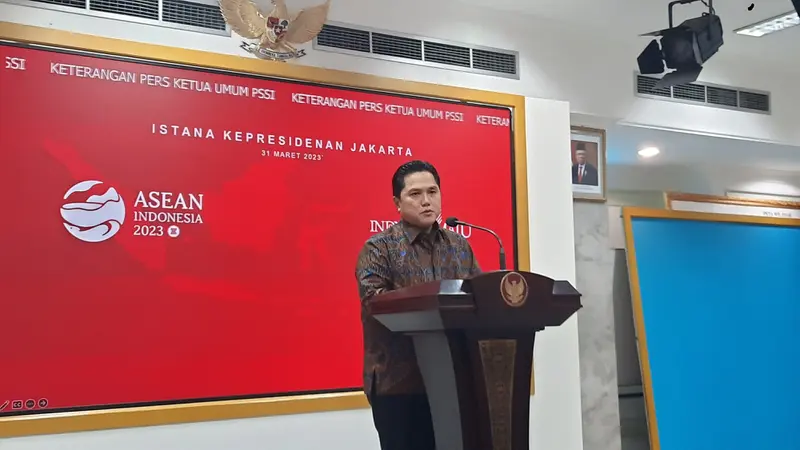 Ketua Umum PSSI Erick Thohir menyampaikan keterangan pers terkait pembatalan Indonesia menjadi tuan rumah Piala Dunia U-20, Jumat (31/3/2023).